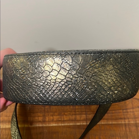 Kelly Wynne No Curfew Crossbody Bag with Iridescent Design - Picture 6 of 9